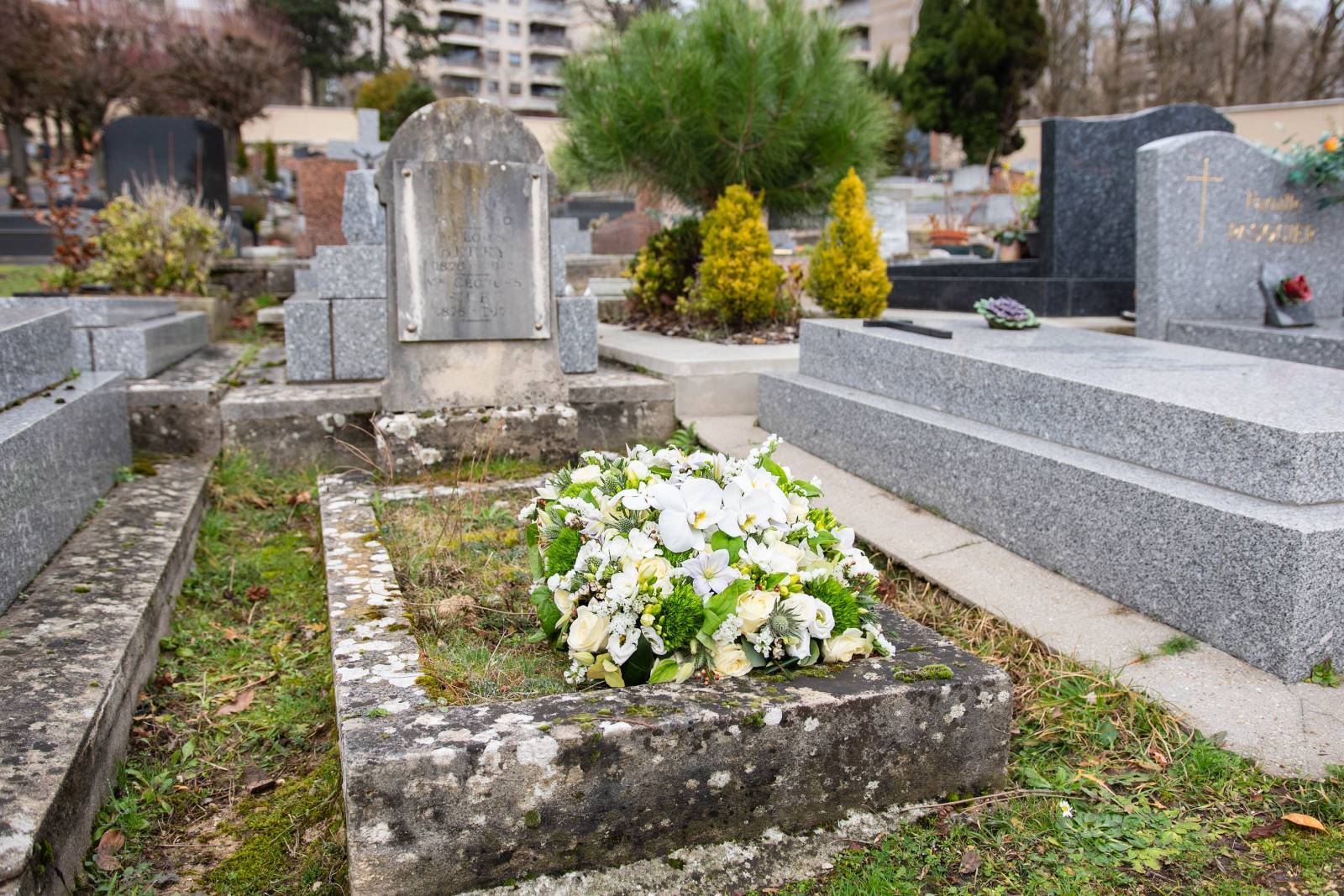 Commande et livraison de compositions florales pour obsèques et enterrement à Paris 16ème et alentours.