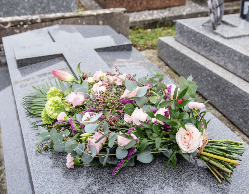 Gerbes à la main pour les obsèques – Livraison dans le 15e arrondissement de Paris