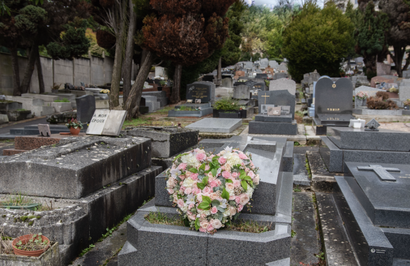 Composition Florale en Forme de Cœur pour les Obsèques à Paris 11e Arrondissement - Fleurs d'Auteuil