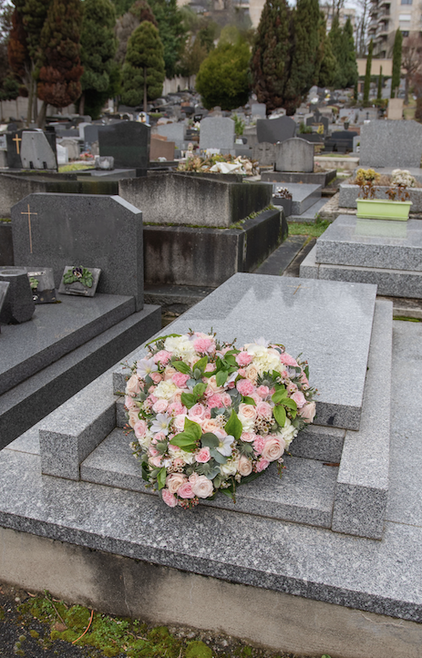 Composition Florale en Forme de Cœur pour les Obsèques à Paris 4e Arrondissement - Fleurs d'Auteuil