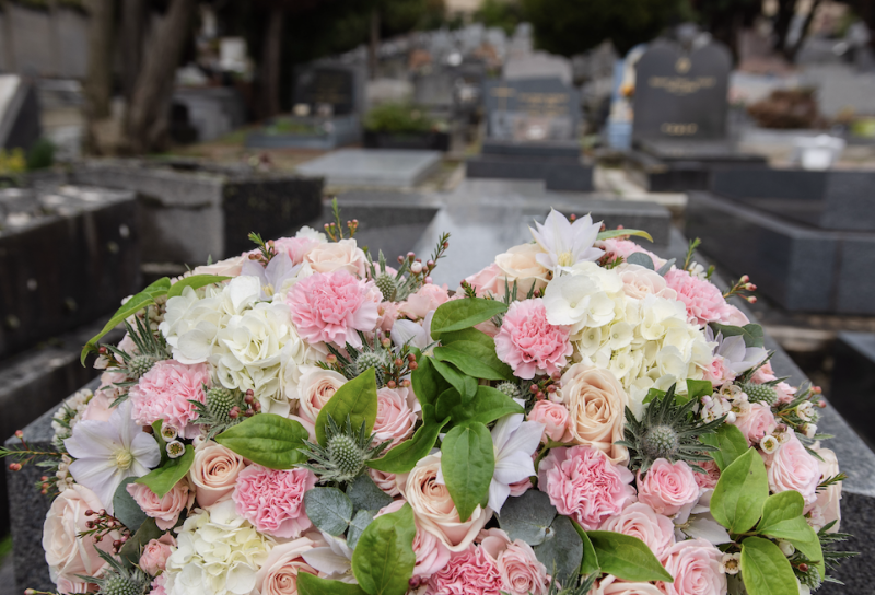 Composition Florale en Forme de Cœur pour les Obsèques à Paris 17e Arrondissement - Fleurs d'Auteuil