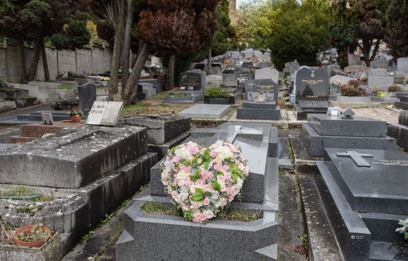 Composition Florale en Forme de Cœur pour les Obsèques à Paris 18e Arrondissement - Fleurs d'Auteuil
