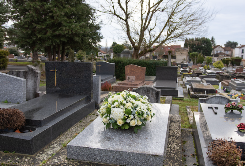 Coussins Ronds de Fleurs pour les Obsèques à Paris 12e Arrondissement - Fleurs d'Auteuil