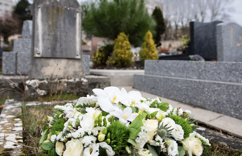 Coussins Carrés de Fleurs pour les Obsèques à Paris 3e Arrondissement - Fleurs d'Auteuil