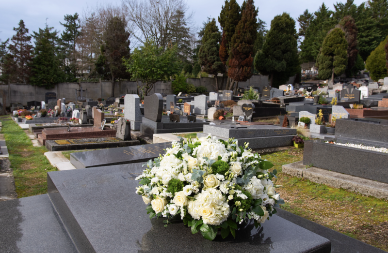 Coussins Ronds de Fleurs pour les Obsèques à Paris 19e Arrondissement - Fleurs d'Auteuil