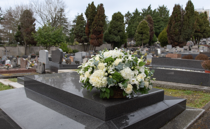 Coussins Ronds de Fleurs pour les Obsèques à Paris 2e Arrondissement - Fleurs d'Auteuil