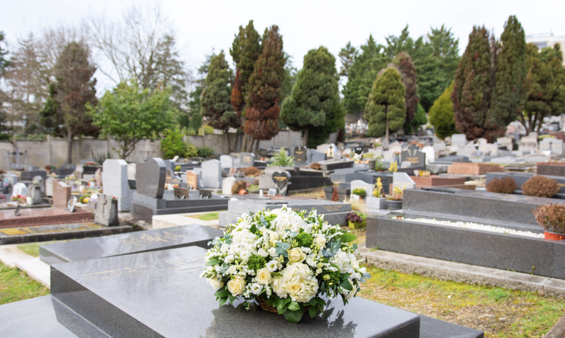 Coussins Ronds de Fleurs pour les Obsèques à Paris 7e Arrondissement - Fleurs d'Auteuil