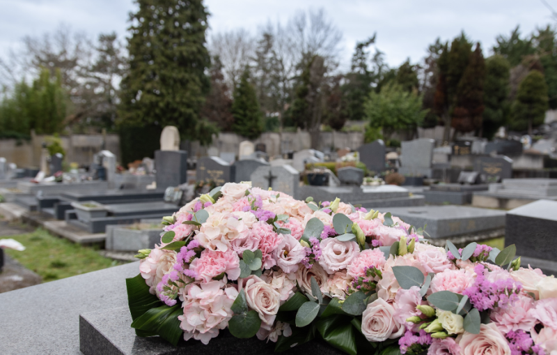 Croix de Fleurs pour les Obsèques à Paris 12e Arrondissement - Fleurs d'Auteuil