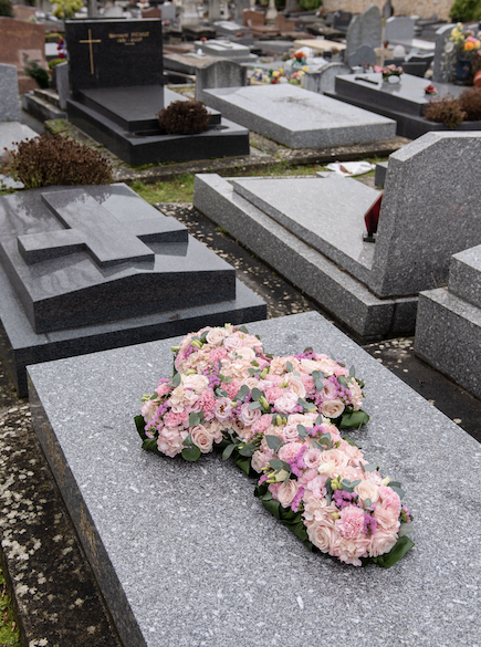 Croix de Fleurs pour les Obsèques à Paris 6e Arrondissement - Fleurs d'Auteuil