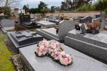 Notre zone d'activité pour ce service Dessus de cercueil moderne avec fleurs naturelles pour un décès