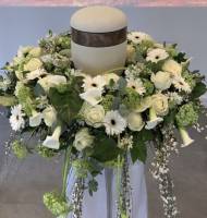 Notre zone d'activité pour ce service Dessus de cercueil rouge et blanc avec fleurs fraiches