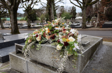 Notre zone d'activité pour ce service Acheter une gerbe de fleurs blanches pour obsèques au cimetière