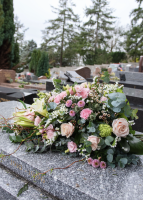 Notre zone d'activité pour ce service Fleurir une tombe avec un bouquet de chrysanthèmes 