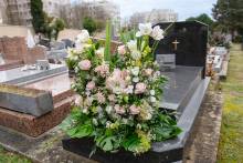 Notre zone d'activité pour ce service Dessus de cercueil moderne avec fleurs naturelles pour un décès